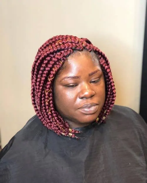 Krótki bordowy bob z warkoczami pudełkowymi' title=