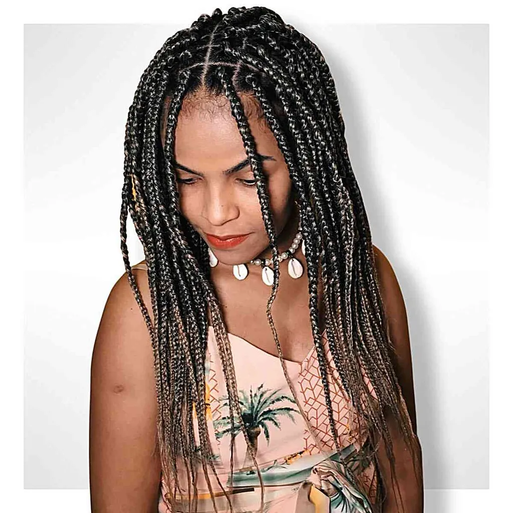 Mittlere bis große Box Braids für schwarze Damen' title=