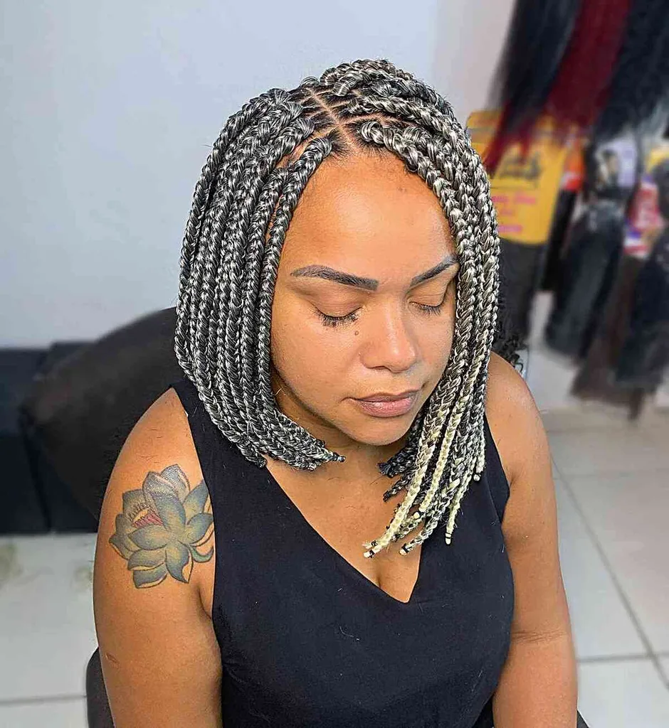 Grauer asymmetrischer Box Braid Bob für schwarze Frauen' title=