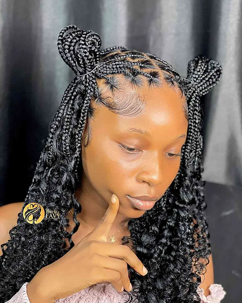Box Braids mit zwei Dutts für schwarze Mädchen mit natürlichen lockigen Enden' title=