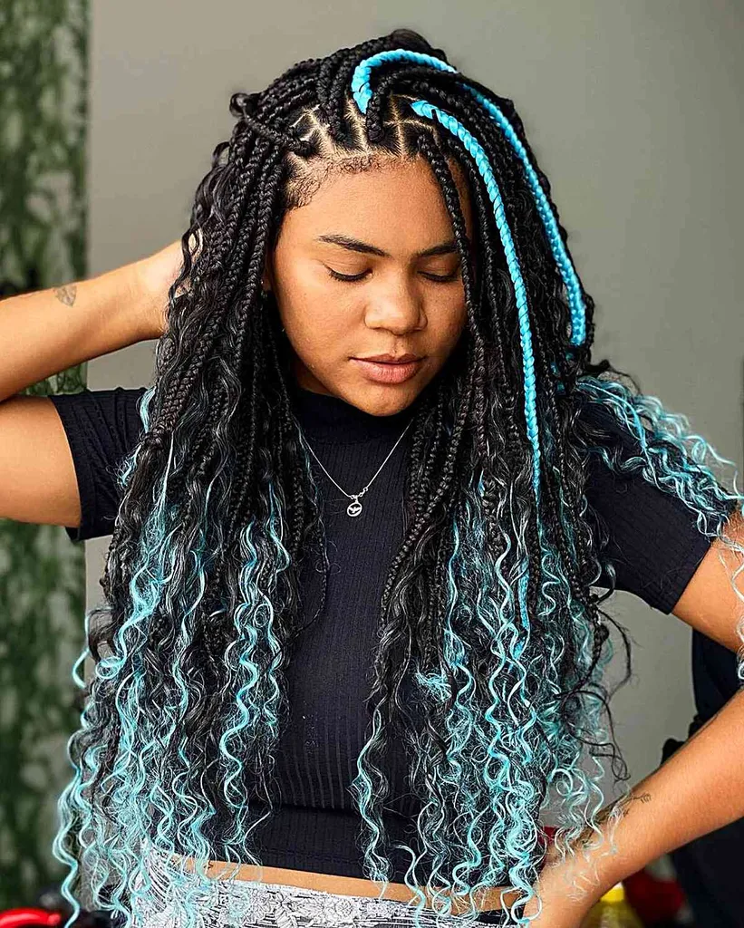 Atemberaubende Box Braids mit blaugrünen Highlights für schwarze Frauen mit gekräuselten losen Enden' title=