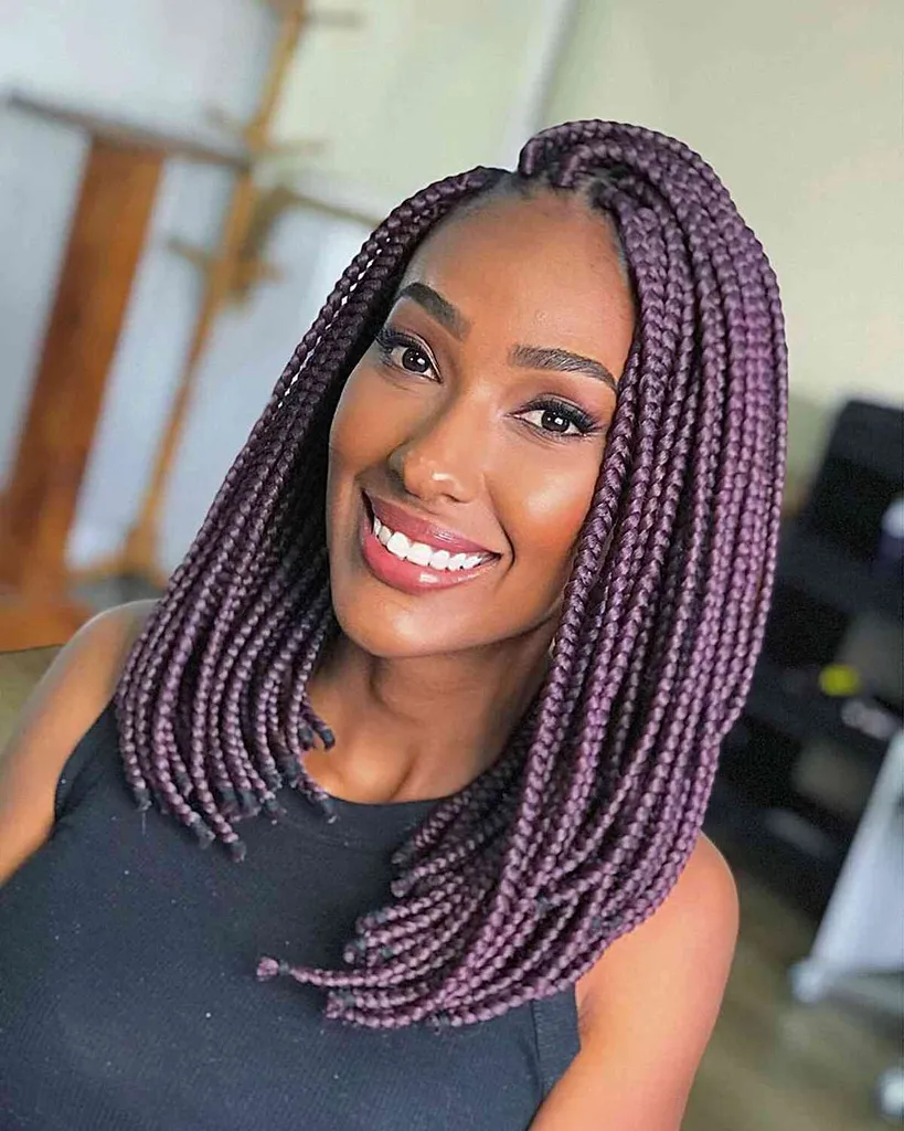 Atemberaubende lila Box Braids auf einem langen Bob mit Seitenteil' title=