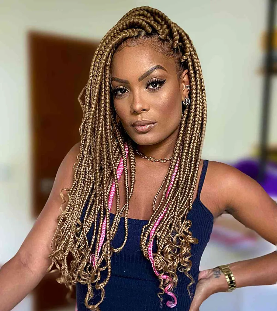 Auffällige Box Braids mit rosa Akzenten' title=