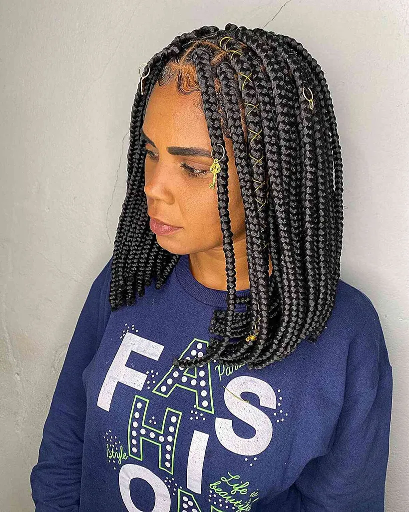 Schulterlange hawaiianische Funky Box Braids mit Schnüren und Anhängern' title=
