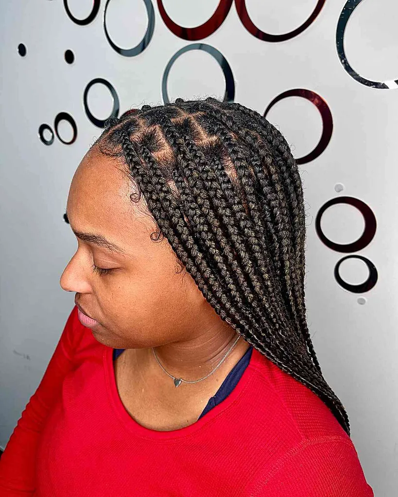 Długie, bezwęzłowe, ciemnobrązowe warkocze pudełkowe' title=