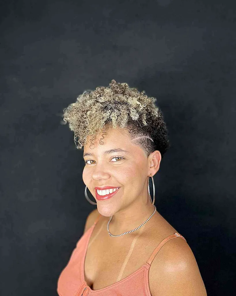 Barbie Rubia Kinks para mujeres negras' title=