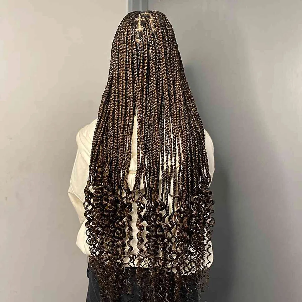 Ob strani razdeljene dolge boginje rjave majhne škatlaste pletenice brez vozlov' title=