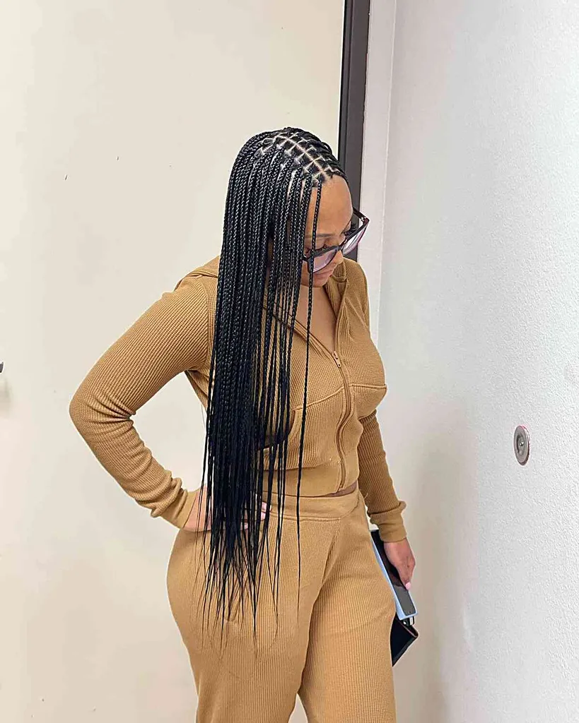 25 najbolj kul majhnih pletenic brez vozlov, ki si jih bodo črne ženske privoščile leta 2026' title=