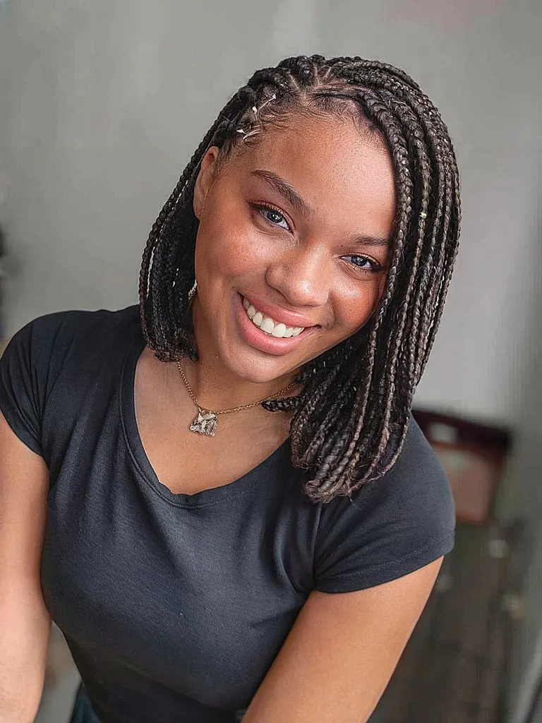 Ochronna fryzura z warkoczami zaczesanymi na bok' title=