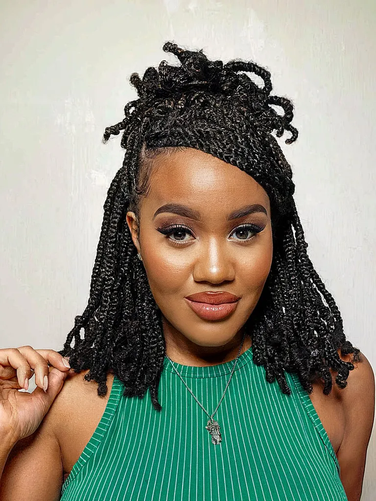 Ochronna fryzura typu „slayed twists” dla czarnych kobiet' title=