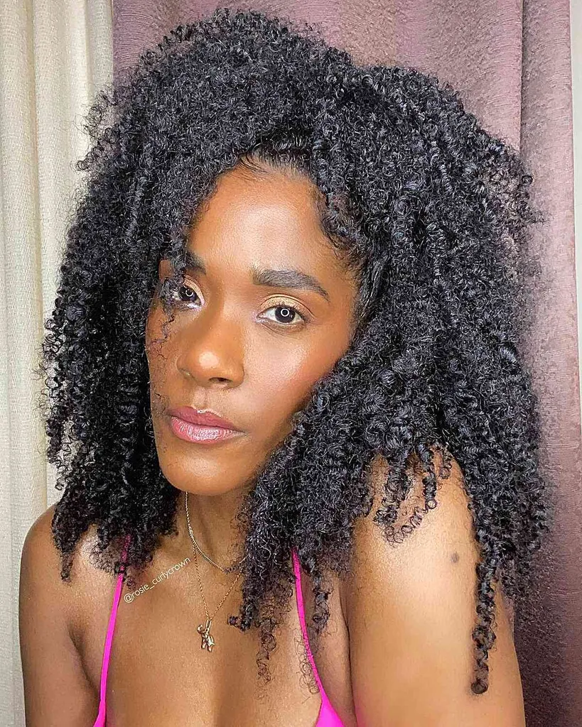 Stile twist out di media lunghezza con crespo e riccioli naturali' title=