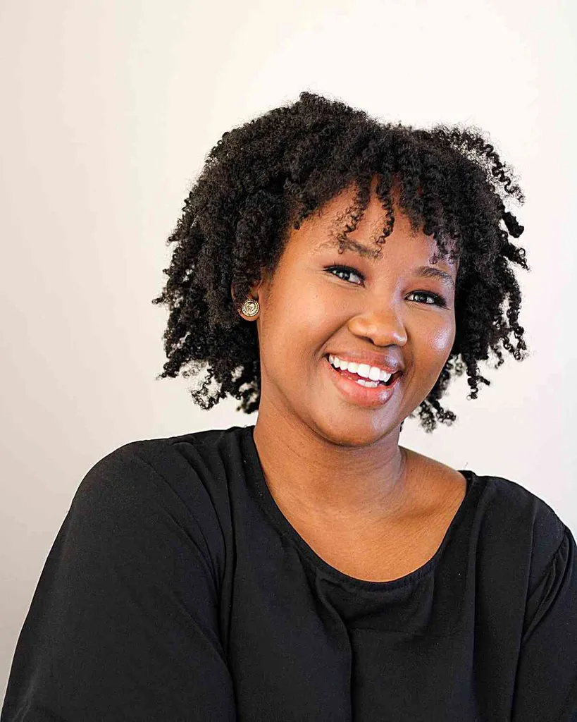 Bobine corte twist out con frange per donne afro-americane' title=