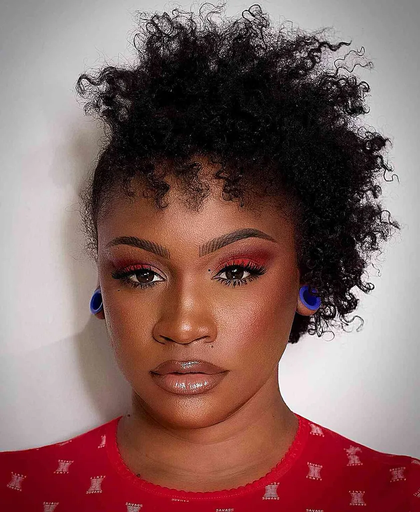 Updo su un lato per riccioli corti ritorti' title=