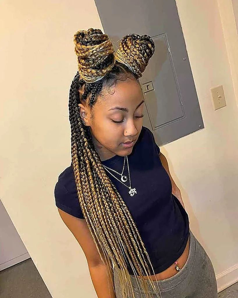 Chignon tressé en forme de demi-chignon' title=