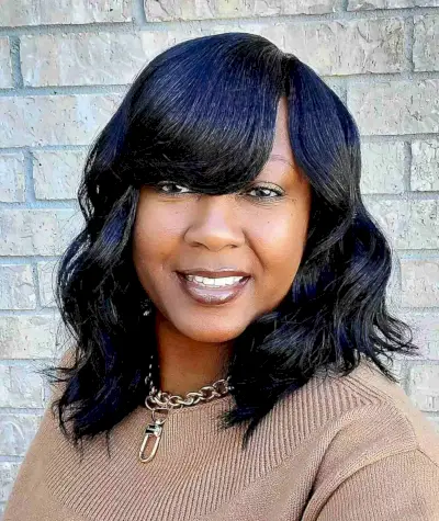 Sassy Shoulder-Length Cut for Black Ladies