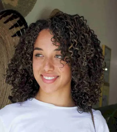 Shoulder-Length Natural Curls with Beige-Blonde Highlights