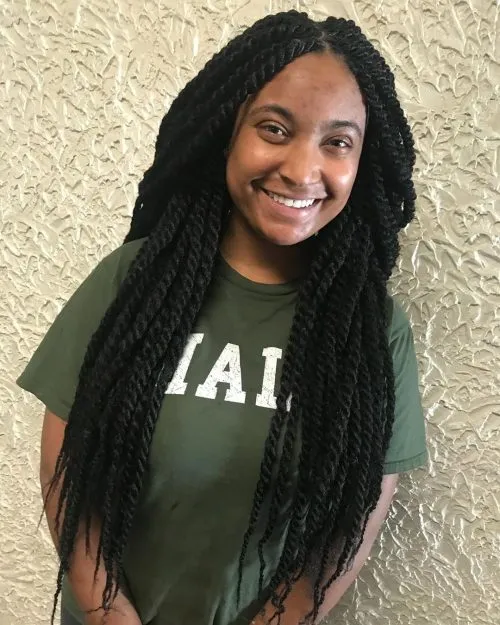 52 nejžhavějších stylů točených copánků trendů v roce 2026' title=