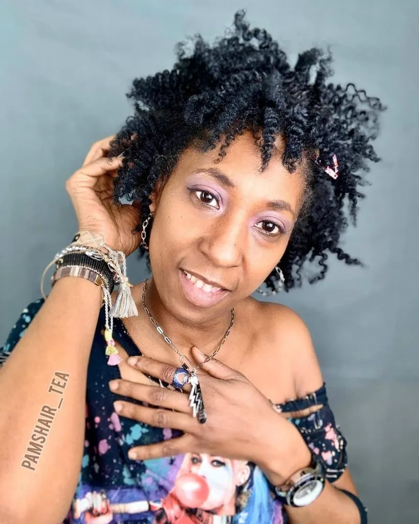 자연스럽게 묶은 짧은 헤어스타일' title=