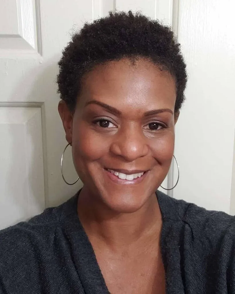 자연스러운 헤어스타일을 위한 짧은 아프로' title=