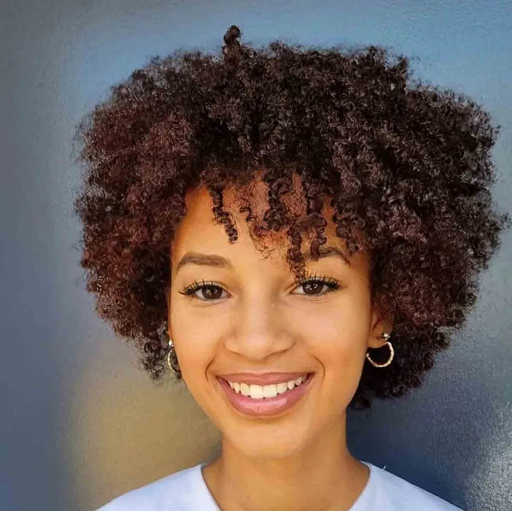 46 acconciature naturali corte più calde per donne nere con i capelli corti' title=
