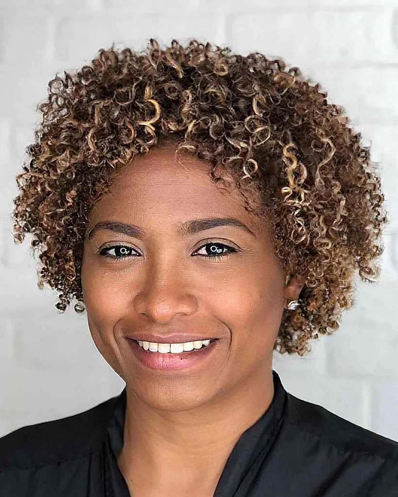 Brevi punti salienti naturali per un afro riccio per donne nere' title=