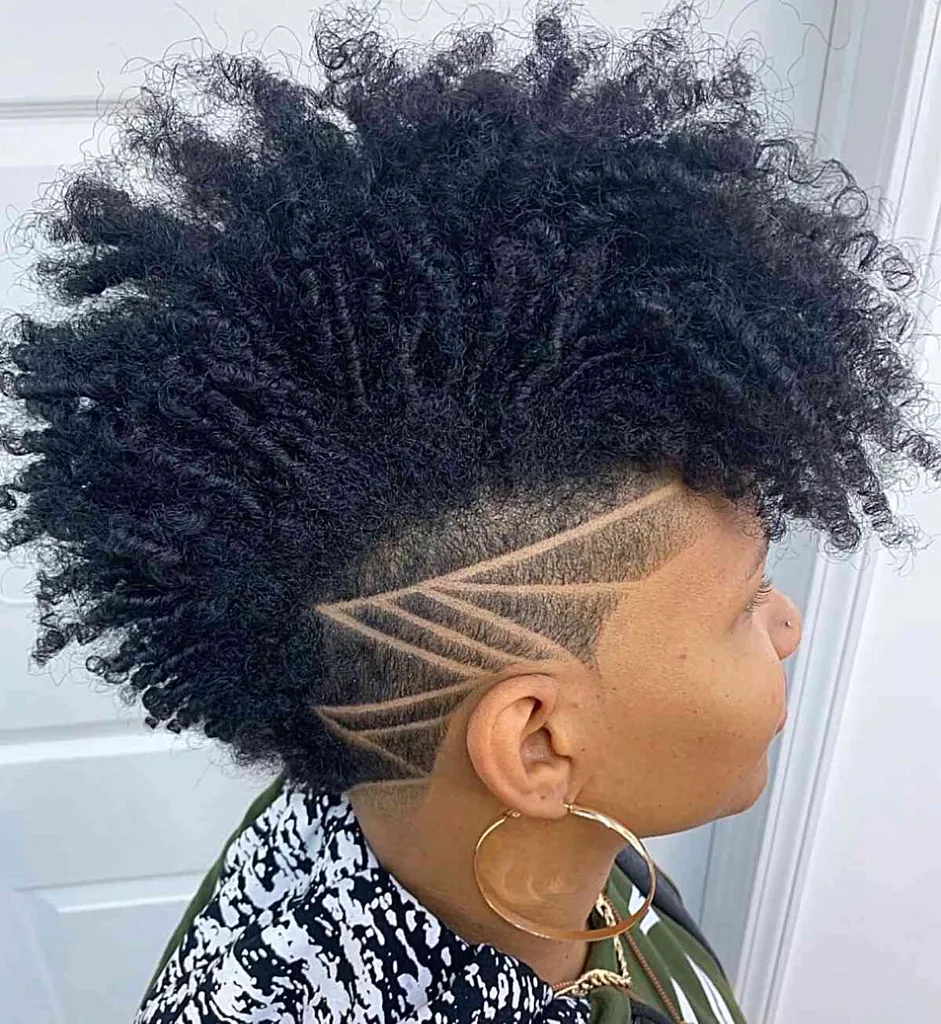 46 acconciature naturali corte più calde per donne nere con i capelli corti' title=