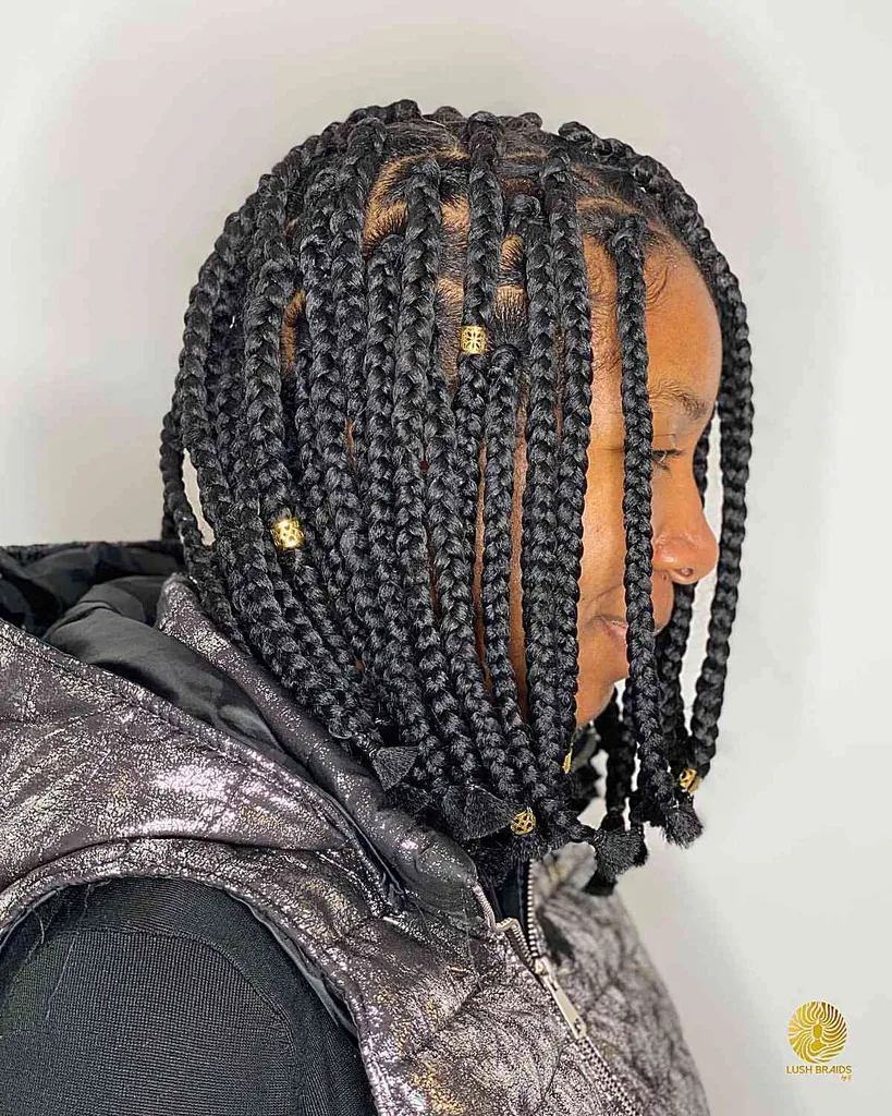 Trecce a scatola piccola su capelli corti' title=