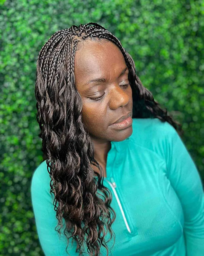 根元がマイクロ編み込みのウ​​ェーブのかかったロングヘア' title=