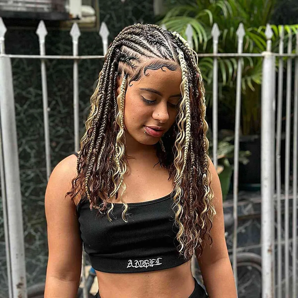 Blondīnes pītas bizītes ar gludām malām' title=