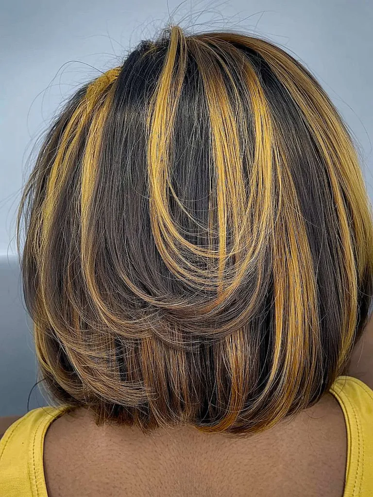 Bob in seta con riflessi dorati e punte scalate' title=