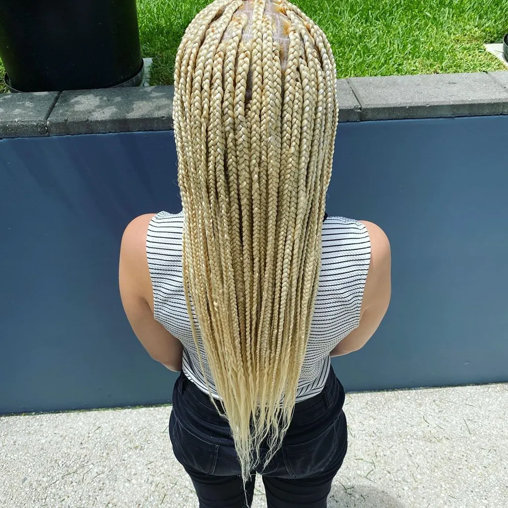 balta mergina su poetiškomis teisingumo pynėmis' title=