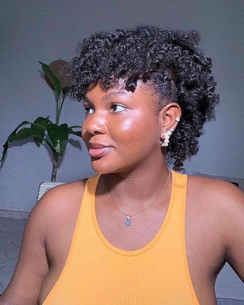 Mohawk-geweven kapsel met krullen' title=