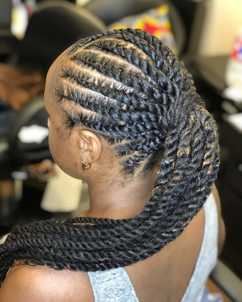 ユニークなハイキンキーポニーテール' title=