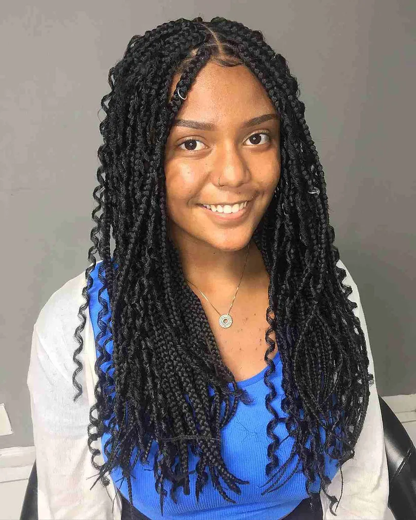 Gudinnan långa flätor med snäva lockar' title=