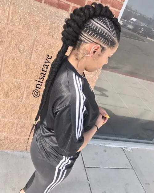 Långa gudinna flätor med Faux Hawk' title=