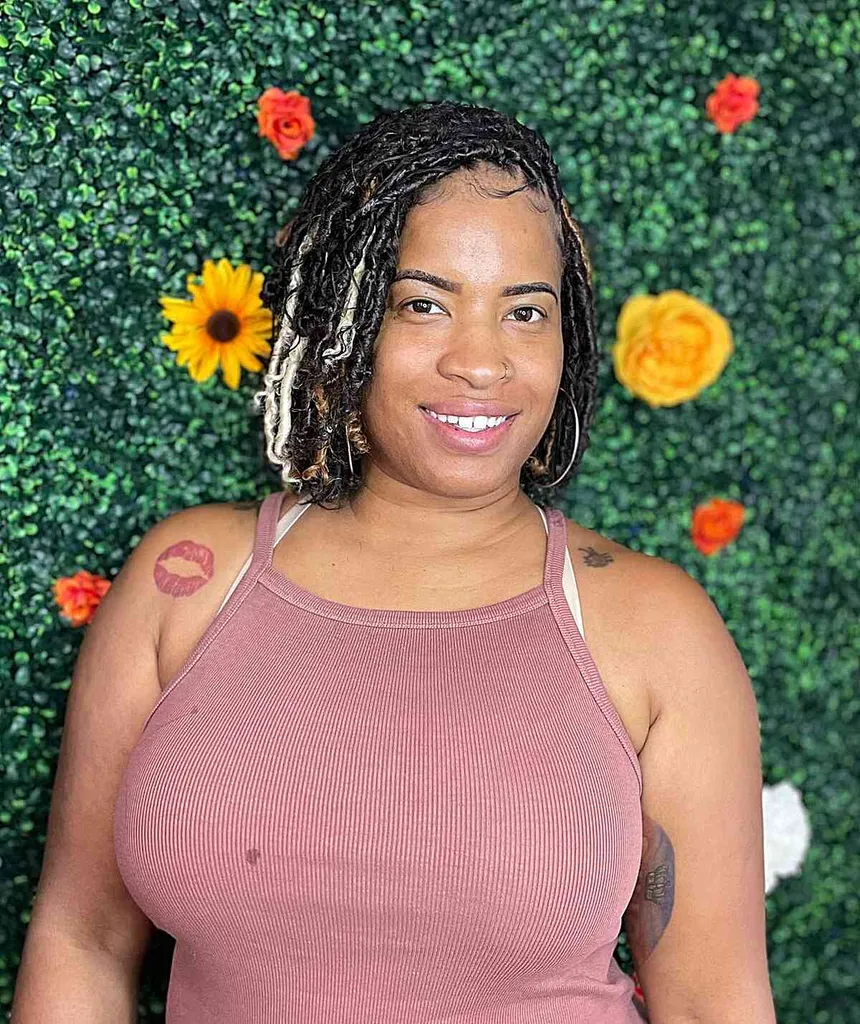 직선적인 Lewk인 16개의 짧은 가짜 Locs' title=