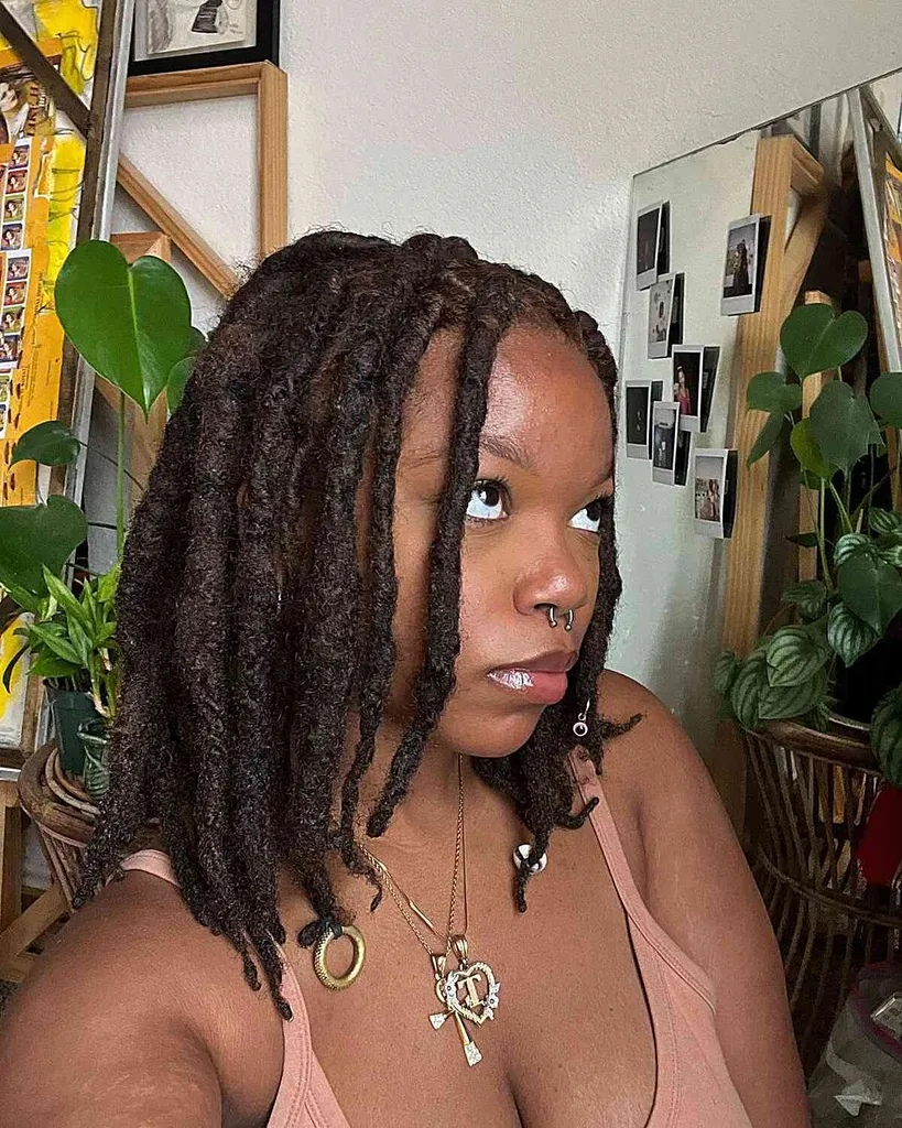직선적인 Lewk인 16개의 짧은 가짜 Locs