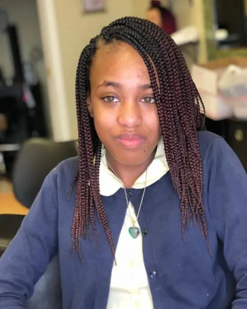 Einfache mittellange Box Braids mit Seitenteil' title=