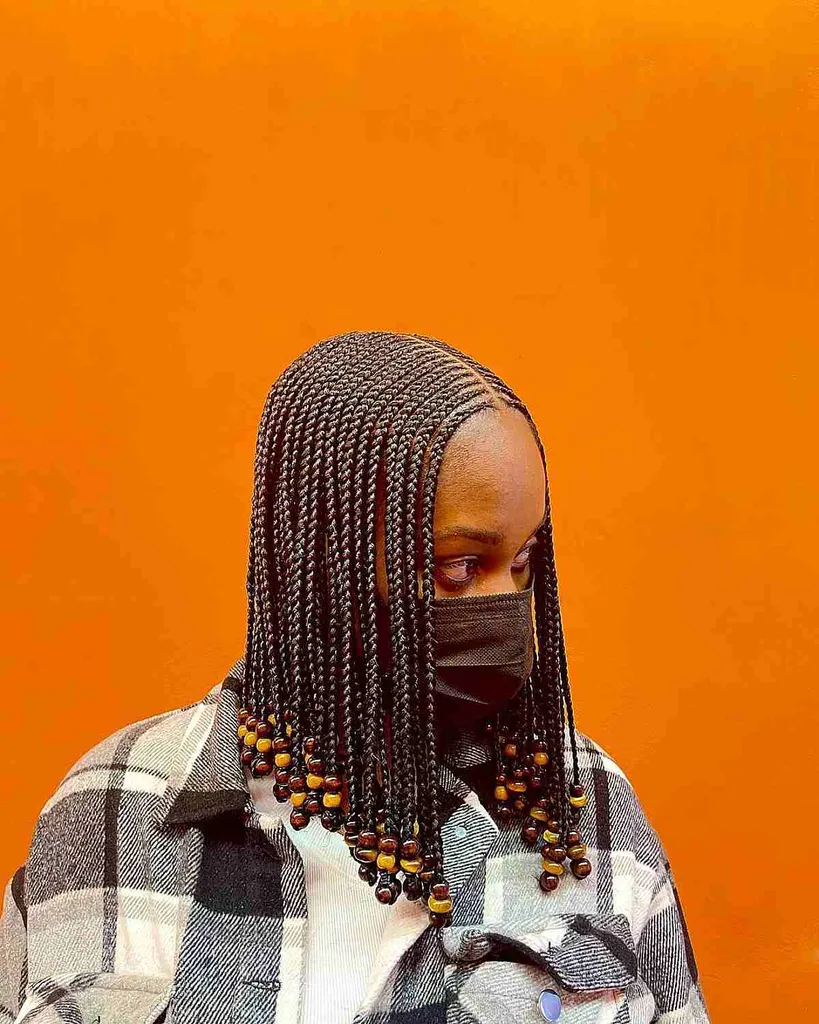 Mittellange Box Braids mit Perlen' title=