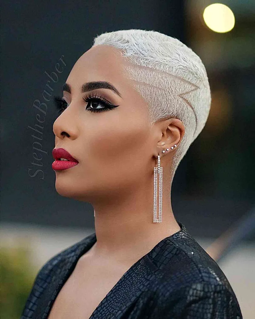 Corte natural muy corto con diseños afeitados.' title=