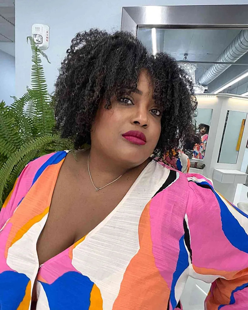 Kinks naturales cortos con flecos de cortina para mujeres negras con caras redondas' title=