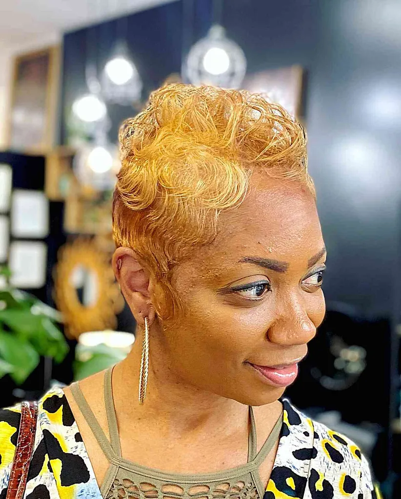 노화된 머리카락을 가진 흑인 여성을 위한 부드러운 웨이브의 골든 픽시' title=