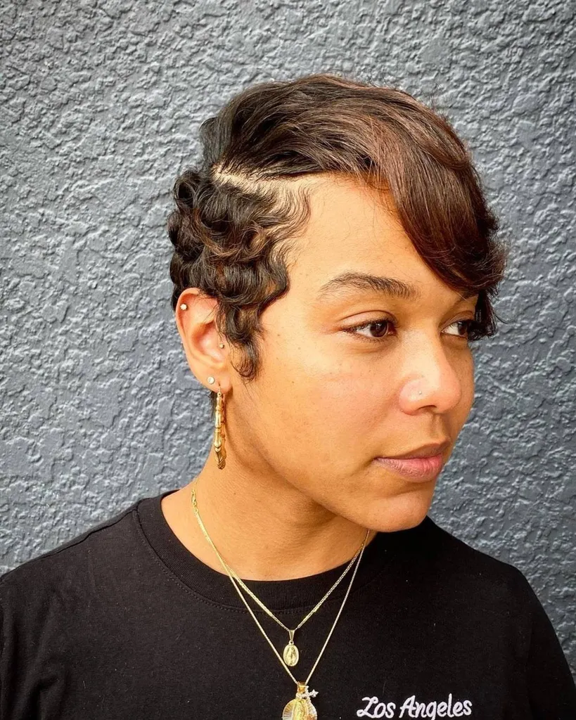 긴 측면 스윕 앞머리를 가진 픽시' title=