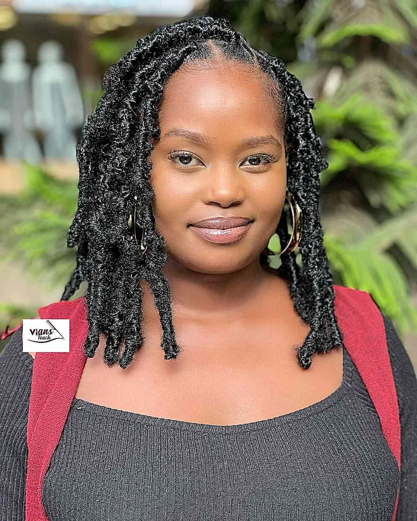 Messy Faux Locs dla czarnych kobiet o średnich włosach' title=