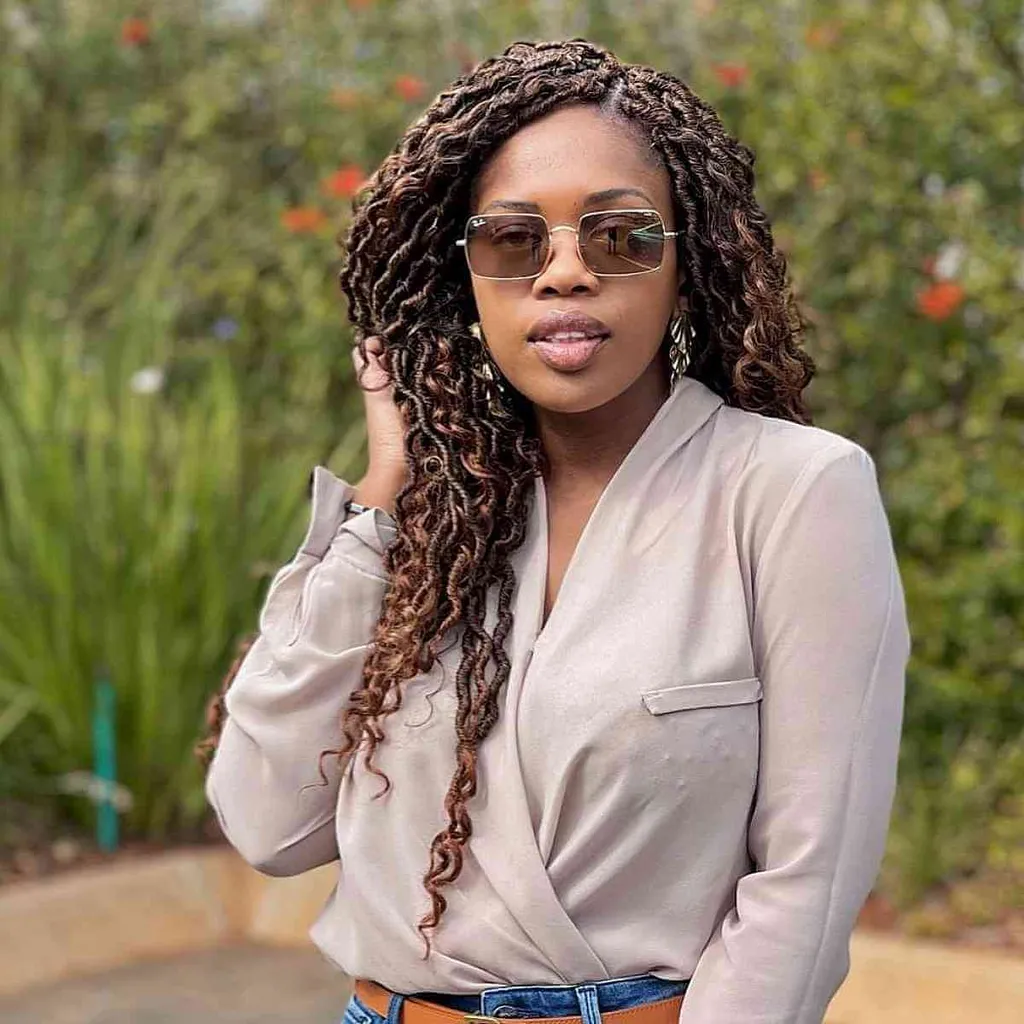 Modne i wspaniałe długie sztuczne loki dla czarnych pań' title=