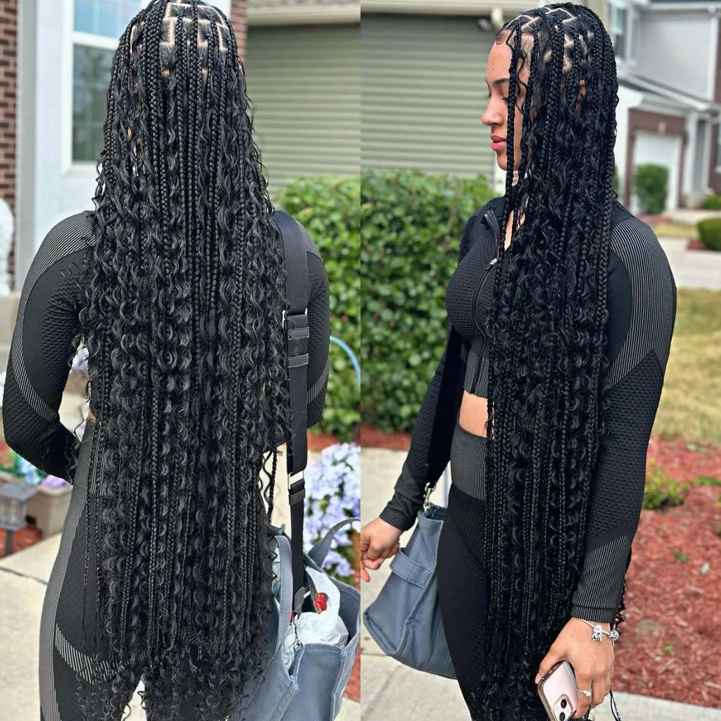 צמות קטנות ללא קשרים באורך כתפיים עם קצוות מתולתלים' title=