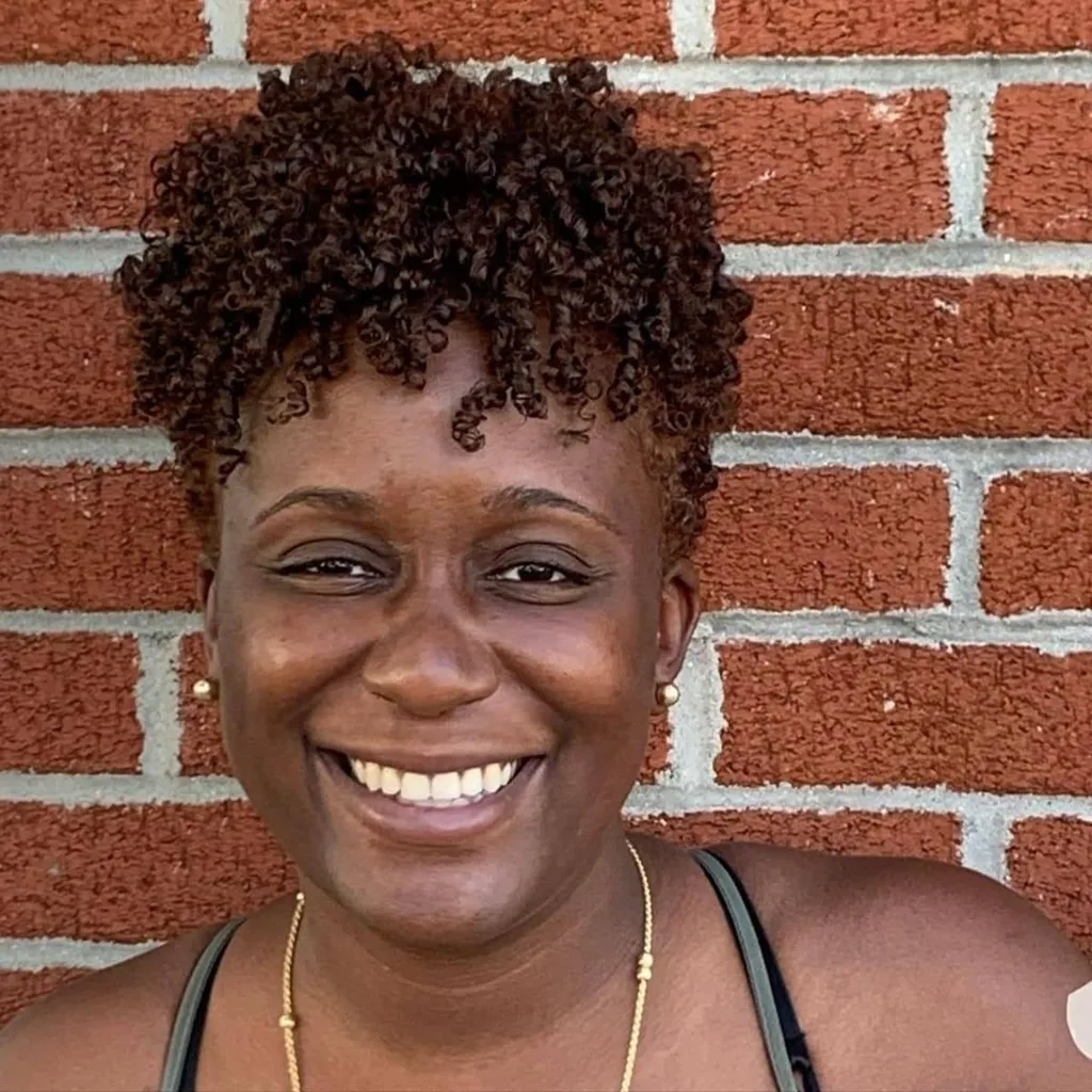 Krátký přirozený účes pro 50leté ženy' title=