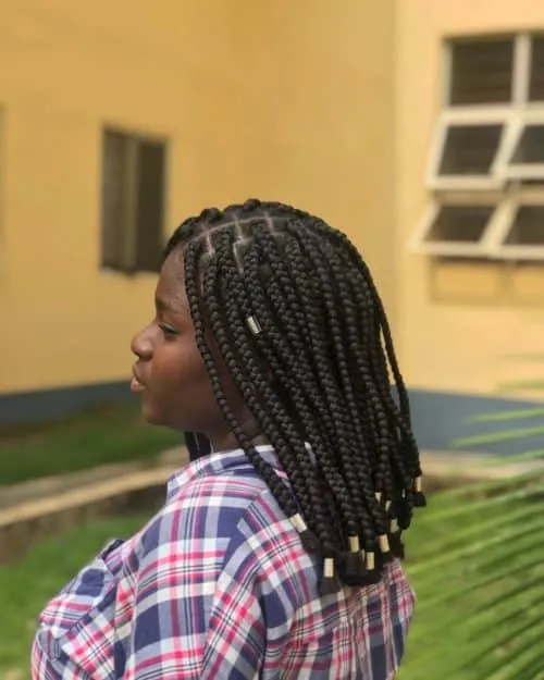 鎖骨までの長さのボックスブレード、ゴールドのカフス付き' title=