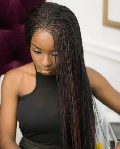 Stijlvolle micro-twist vlechten voor natuurlijk haar' title=