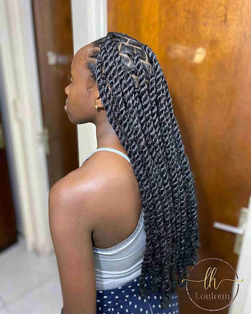 Gedraaide onzichtbare lokken op lang donker haar' title=